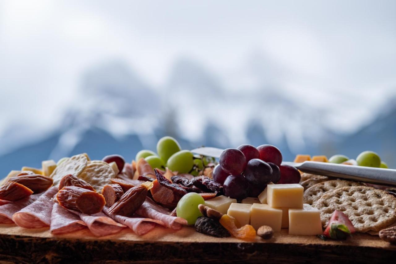 A Bear And Bison Country Inn Canmore Exterior foto