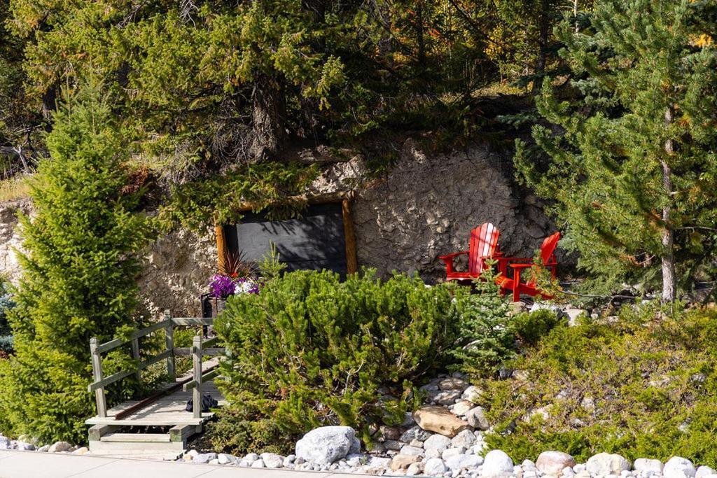 A Bear And Bison Country Inn Canmore Exterior foto