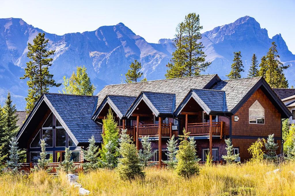 A Bear And Bison Country Inn Canmore Exterior foto