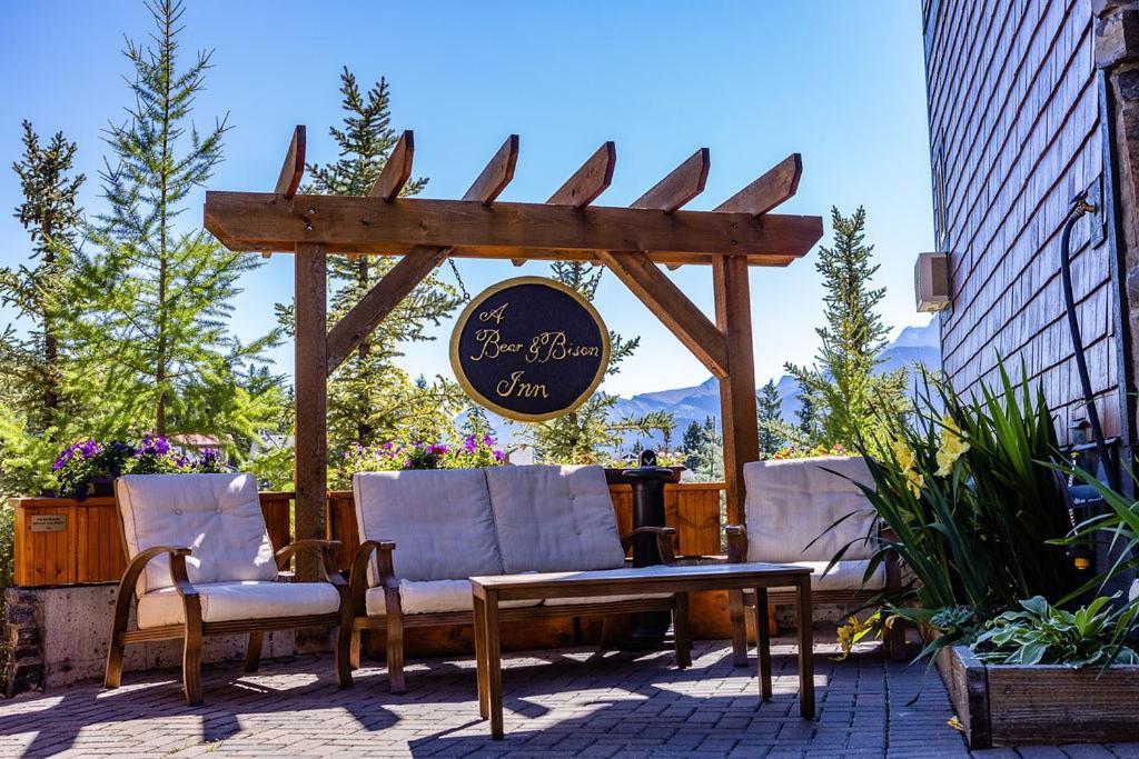 A Bear And Bison Country Inn Canmore Exterior foto