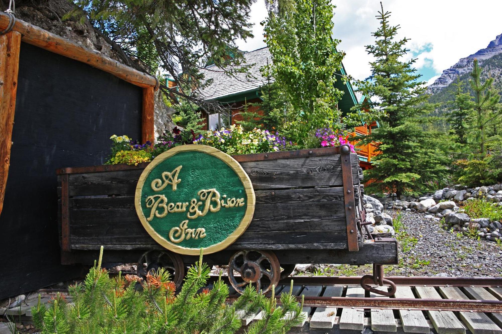 A Bear And Bison Country Inn Canmore Exterior foto